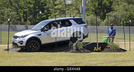 Le Prince Harry est assis à l'arrière d'un Land Rover Discovery alors qu'il rejoint l'équipe estonienne lors du défi Jaguar Land Rover Discovery lors des Invictus Games 2016 à ESPN Wide World of Sports à Orlando, en Floride. Banque D'Images