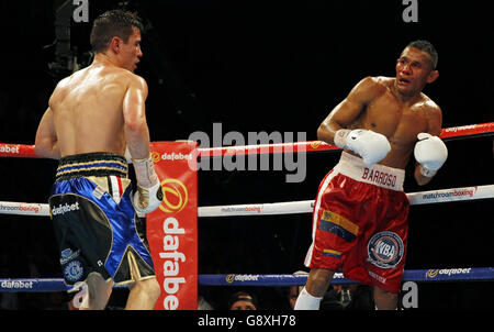 Boxe Manchester Arena.Anthony Crolla (à gauche) et Ismael Barroso pendant le WBA World Lightweight Title bout à l'arène de Manchester. Banque D'Images