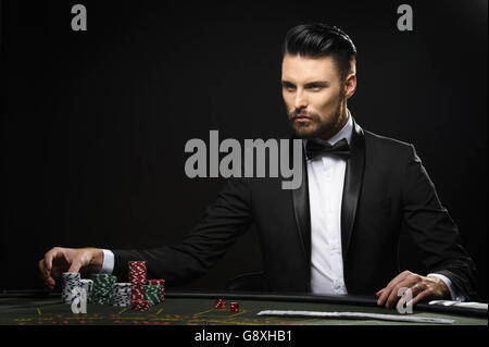 Le présentateur de télévision Rylan Clark-Neal imite Daniel Craig en tant que James Bond, en recréant une scène du Casino Royale pour célébrer le lancement de son nouveau spectacle de fin de soirée, Up late avec Rylan, qui a été créé le lundi 9 mai sur Channel 5 à 23 h. Banque D'Images