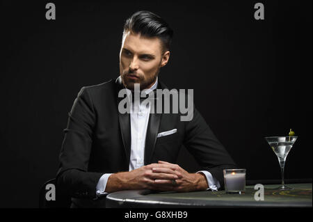 Le présentateur de télévision Rylan Clark-Neal imite Daniel Craig en tant que James Bond, en recréant une scène du Casino Royale pour célébrer le lancement de son nouveau spectacle de fin de soirée, Up late avec Rylan, qui a été créé le lundi 9 mai sur Channel 5 à 23 h. Banque D'Images