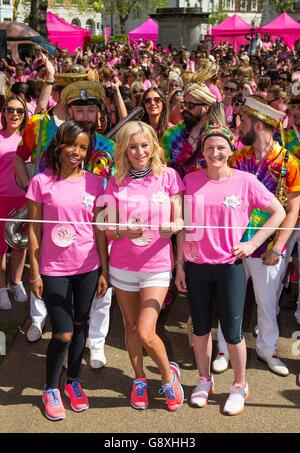 Denise Van Outen (au centre) avec Melanie Clarke, bénéficiaire de l'organisme de bienfaisance refuge (à gauche) et de la bonne sensation mieux bénéficiaire Jodie Pullinger (à droite) au début de la Bold is Beautiful March dans le centre de Londres, organisé par Benefit Cosmetics pour recueillir de l'argent pour look Good Feel Better and refuge. Banque D'Images