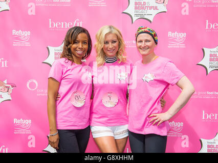 Denise Van Outen (au centre) avec Melanie Clarke, bénéficiaire de l'organisme de bienfaisance refuge (à gauche) et de la bonne sensation mieux bénéficiaire Jodie Pullinger (à droite) au Bold est belle marche dans le centre de Londres, organisé par Benefit Cosmetics pour recueillir de l'argent pour look bonne sensation mieux et refuge. Banque D'Images