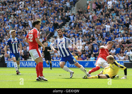 WigAthletic's Wwill Grigg (au centre) se tourne pour célébrer après avoir marquant leur premier but du match lors du match Sky Bet League One au stade DW, Wigan. Banque D'Images