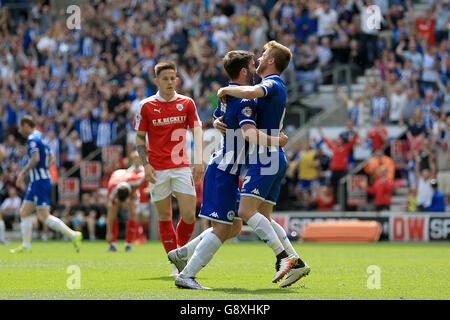 Wigan Athletic's Wwill Grigg fête son premier but du match avec le coéquipier Michael Jacobs (à droite) lors du match Sky Bet League One au DW Stadium, Wigan. Banque D'Images