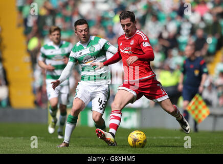 Callum McGregor (à gauche) du Celtic et Kenny McLean d'Aberdeen se battent pour le ballon lors du match de football écossais Ladbrokes au Celtic Park, Glasgow. Banque D'Images