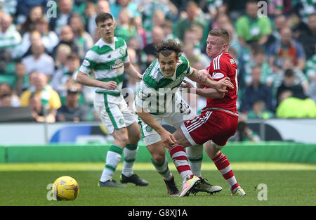 Erik Sviatchenko du Celtic (à gauche) et Jonathan Hayes d'Aberdeen se battent pour le ballon lors du match de football écossais Ladbrokes au Celtic Park, Glasgow. Banque D'Images