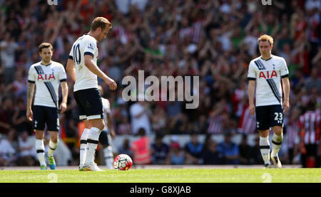 (De gauche à droite) Ryan Mason, Harry Kane et Christian Eriksen, de Tottenham Hotspur, ont été abandonnés après que Steven Davis, de Southampton (non représenté), ait terminé le deuxième but du match de la Barclays Premier League à White Hart Lane, Londres. Banque D'Images