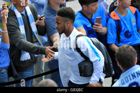 Raheem Sterling de Manchester City accueille les fans après leur arrivée au sol avant le match de la Barclays Premier League au Etihad Stadium de Manchester. Banque D'Images