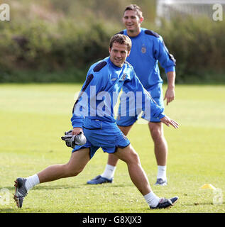 Michael Owen et Frank Lampard, en Angleterre, lors d'une séance d'entraînement au terrain d'entraînement de Carrington, à Manchester, le lundi 10 octobre 2005, avant leur match de qualification contre la Pologne, mercredi. APPUYEZ SUR ASSOCIATION photo. Le crédit photo devrait se lire: Martin Rickett/PA. Banque D'Images