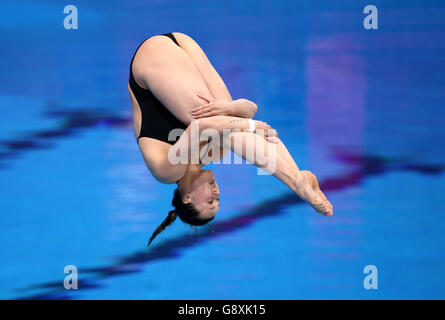 L'Inge Jansen de Netherland participe à la compétition préliminaire féminine de plongée en Springboard de 1 m au cours du troisième jour des Championnats d'athlétisme européens au London Aquatics Centre à Stratford. Banque D'Images