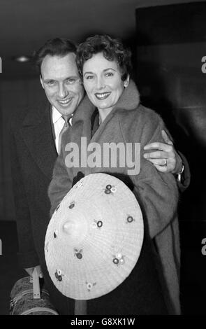 La chanteuse Pearl Carr, aux côtés de son mari Teddy Johnson à l'aéroport de Londres, est prête pour le soleil avec un chapeau de paille. Ils sont fixés à bord d'un paquebot BEA et prennent l'avion pour Majorque. Banque D'Images