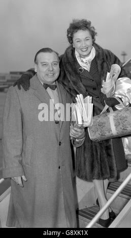 Singer Pearl Carr et Eric Robinson, chef d'orchestre de la BBC à l'aéroport de Londres, alors qu'ils embarquent à bord d'un paquebot BEA à Nice.Ils se rendent à Cannes, où Pearl Carr et son mari et partenaire de chant Teddy Johnson chanteront la participation britannique 'Sing Little Birdie' au Grand Prix du Concours Eurovision de la chanson 1959.Archive-pa76140-1 Banque D'Images