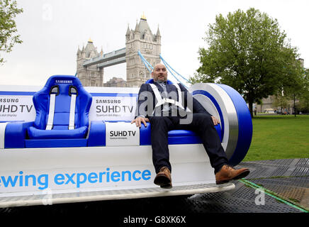 Lawrence Dallaglio lors d'un appel photo pour lancer le Samsung Slider, une rangée de quatre sièges sur mesure qui se déplace vers le haut et le bas d'un terrain de rugby de la ligne d'essai à la ligne d'essai sur un circuit de 80 m, atteignant des vitesses allant jusqu'à 20 km/h. Banque D'Images