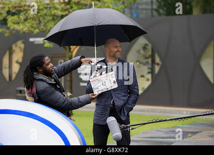 Lawrence Dallaglio lors d'un appel photo pour lancer le Samsung Slider, une rangée de quatre sièges sur mesure qui se déplace vers le haut et le bas d'un terrain de rugby de la ligne d'essai à la ligne d'essai sur un circuit de 80 m, atteignant des vitesses allant jusqu'à 20 km/h. Banque D'Images