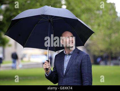 Lawrence Dallaglio lors d'un appel photo pour lancer le Samsung Slider, une rangée de quatre sièges sur mesure qui se déplace vers le haut et le bas d'un terrain de rugby de la ligne d'essai à la ligne d'essai sur un circuit de 80 m, atteignant des vitesses allant jusqu'à 20 km/h. Banque D'Images