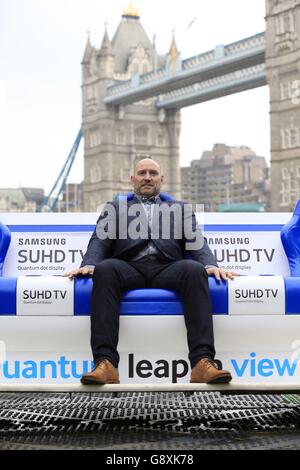 Lawrence Dallaglio lors d'un appel photo pour lancer le Samsung Slider, une rangée de quatre sièges sur mesure qui se déplace vers le haut et le bas d'un terrain de rugby de la ligne d'essai à la ligne d'essai sur un circuit de 80 m, atteignant des vitesses allant jusqu'à 20 km/h. Banque D'Images