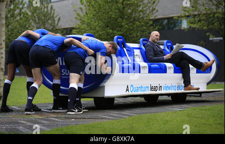 Lawrence Dallaglio (à droite) lors d'un appel photo pour lancer le Samsung Slider, une rangée de quatre sièges sur mesure qui parcourt un terrain de rugby de la ligne d'essai à la ligne d'essai sur une piste de 80 m, atteignant des vitesses allant jusqu'à 20 km/h. Banque D'Images