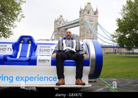 Lawrence Dallaglio lors d'un appel photo pour lancer le Samsung Slider, une rangée de quatre sièges sur mesure qui se déplace vers le haut et le bas d'un terrain de rugby de la ligne d'essai à la ligne d'essai sur un circuit de 80 m, atteignant des vitesses allant jusqu'à 20 km/h. Banque D'Images