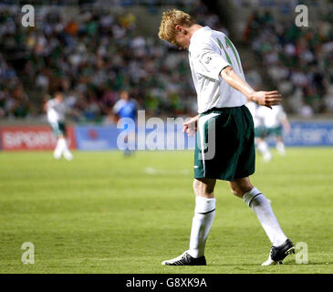 Dossier de bibliothèque daté du 08/10/2005 de Chelsea et Damien Duff (R) de la République d'Irlande quittant le terrain avec une blessure lors du match de qualification de coupe du monde contre Chypre. Chelsea attendra les résultats d'autres analyses afin d'évaluer si Damien Duff sera en mesure de faire face à Bolton le samedi 10 octobre 2005. Voir PA Story FOOTBALL Chelsea. APPUYEZ SUR ASSOCIATION photo. Le crédit photo doit se lire comme suit : Gareth Copley/PA. AUCUNE UTILISATION DE SITE WEB/INTERNET À MOINS QUE LE SITE NE SOIT ENREGISTRÉ AUPRÈS DE L'ASSOCIATION DE FOOTBALL PREMIER LEAGUE Banque D'Images