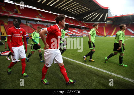 Les joueurs de Charlton Athletic et de Sheffield United se promètent le terrain après le coup d'envoi Banque D'Images