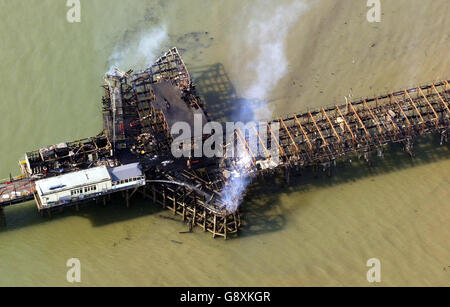 La jetée de Southend s'épare après un incendie le lundi 10 octobre 2005. La plus longue jetée de plaisance du monde sera reconstruite après avoir été ébouée par un incendie massif, ont promis aujourd'hui les responsables de la ville. Anna Waite, chef du conseil municipal de Southend, a estimé que la reconstruction coûterait des millions de dollars. Voir PA Story FIRE Pier. APPUYEZ SUR ASSOCIATION photo. Le crédit photo devrait se lire comme suit : Gareth Fuller/PA. Banque D'Images