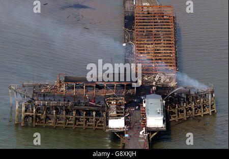 La jetée de Southend s'épare après un incendie le lundi 10 octobre 2005. La plus longue jetée de plaisance du monde sera reconstruite après avoir été ébouée par un incendie massif, ont promis aujourd'hui les responsables de la ville. Anna Waite, chef du conseil municipal de Southend, a estimé que la reconstruction coûterait des millions de dollars. Voir PA Story FIRE Pier. APPUYEZ SUR ASSOCIATION photo. Le crédit photo devrait se lire comme suit : Gareth Fuller/PA. Banque D'Images