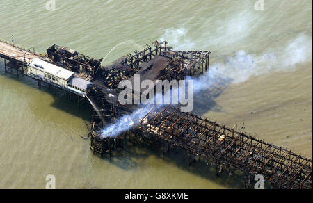 La jetée de Southend s'épare après un incendie le lundi 10 octobre 2005. La plus longue jetée de plaisance du monde sera reconstruite après avoir été ébouée par un incendie massif, ont promis aujourd'hui les responsables de la ville. Anna Waite, chef du conseil municipal de Southend, a estimé que la reconstruction coûterait des millions de dollars. Voir PA Story FIRE Pier. APPUYEZ SUR ASSOCIATION photo. Le crédit photo devrait se lire comme suit : Gareth Fuller/PA. Banque D'Images