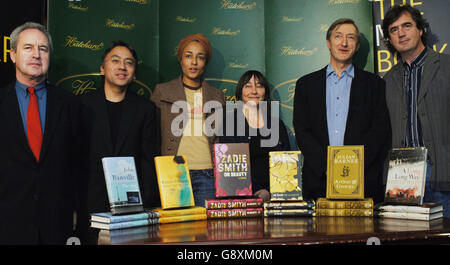 Le gagnant du prix Man Booker pour Fiction sera annoncé ce lundi 10 octobre 2005 .Man Booker avec leurs romans dans Hatchard's Piccadilly, Londres aujourd'hui.De gauche à droite : John Banville et la mer, Kazuo Ishiguro et Never Lay Me Go, Zadie Smith et sur la beauté, Ali Smith et l'accident a, John Barnes et Arthur & George et Sebatien Barry avec Un long chemin en rondins.Voir PA Story ARTS Booker PRESS ASSOCIATION PHOTO.LE CRÉDIT PHOTO DEVRAIT ÊTRE FIONA Hanson/PA Banque D'Images