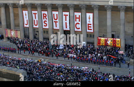 Les membres du public assistent à un événement commémoratif à la salle St George de Liverpool, pour marquer le résultat de l'enquête Hillsborough qui a statué que 96 fans de Liverpool morts à la suite de la catastrophe de Hillsborough ont été tués illégalement. Banque D'Images