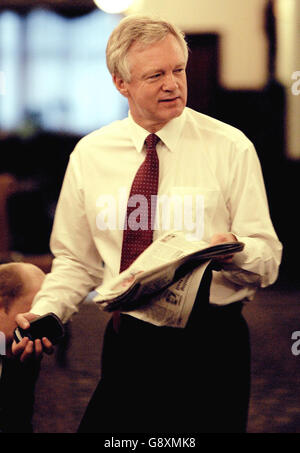 David Davis, le candidat à la direction conservatrice, lit les journaux du matin à l'hôtel Imperial de Blackpool, le lundi 3 octobre 2005, le premier jour de la conférence annuelle du Parti conservateur. Les sondages publiés aujourd'hui sur la bataille pour le leadership suggèrent que les exigences du parti et des électeurs hésitant sont en contradiction. Les députés conservateurs veulent que Ken Clarke et David Davis se battent pour le leadership, révèle un sondage YouGov dans le Daily Telegraph. Voir les histoires de PA TORY. APPUYEZ SUR ASSOCIATION photo. Crédit photo devrait se lire: Andrew Parsons/PA Banque D'Images