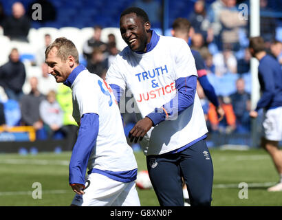 Romelu Lukaku (à droite) et Tony Hibbert (à gauche) d'Everton portent des t-shirts de vérité et de justice Hillsborough spéciaux pendant l'échauffement avant le match de la Barclays Premier League à Goodison Park, Liverpool. Banque D'Images