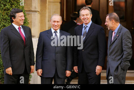 Le Premier ministre britannique Tony Blair (2R), le Président russe Vladimir Poutine (2L), le Président de la Commission européenne José Manuel Barosso (L), Et le Haut Représentant de l'UE pour la politique étrangère et de sécurité commune Javier Solana pose pour une photo de groupe à Lancaster House à Londres le mardi 4 octobre 2005, au début du sommet UE-Russie. Voir PA Story POLITICS Russia. APPUYEZ SUR ASSOCIATION photo. Photo Credit shoudl lire: John D McHugh / AFP / WPA Rota/ PA. Banque D'Images