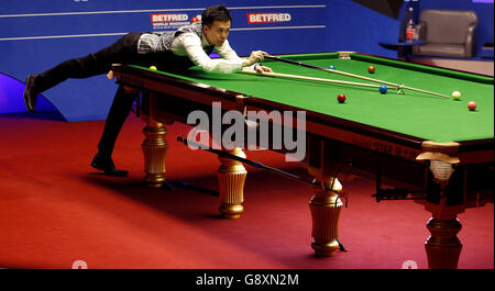 Betfred Snooker Championnat du monde 2016 - quinze jours - Crucible Theatre.Marco Fu en action pendant la quinze journée des Championnats du monde de Betfred Snooker au Crucible Theatre, Sheffield. Banque D'Images