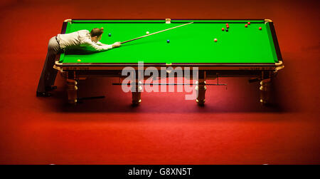 Betfred Snooker Championnat du monde 2016 - quinze jours - Crucible Theatre.Mark Selby en action pendant la quinze journée des Championnats du monde de Betfred Snooker au Crucible Theatre, Sheffield. Banque D'Images