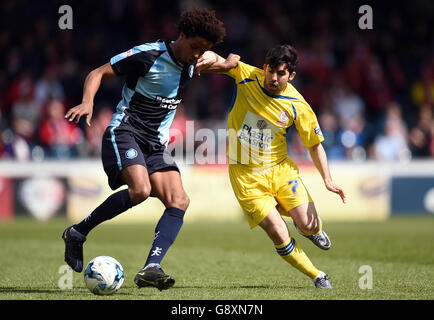 Piero Mingoia d'Accrrington Stanley (à droite) et Sido Jombati de Wycombe Wanderers se battent pour le ballon lors du match de la Sky Bet League Two à Adams Park, Wycombe. Banque D'Images