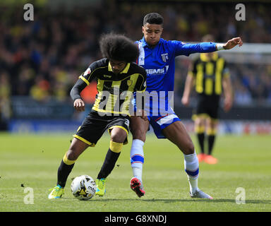 Hamza Choudhury de Burton Albion (à gauche) et Dominic Samuel de Gillingham se battent pour le ballon lors du match Sky Bet League One au stade Pirelli, Burton-upon-Trent. Banque D'Images