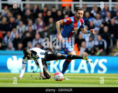 Damien Delaney (à droite) du Crystal Palace et Papiss Cisse de Newcastle United se battent pour le ballon lors du match de la Barclays Premier League à St James' Park, Newcastle. Banque D'Images