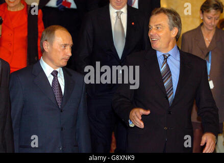 Le Premier ministre britannique Tony Blair (R) avec le président russe Vladimir Poutine à Lancaster House à Londres, le mardi 4 octobre 2005, au début du sommet UE-Russie. Voir PA Story POLITICS Russia. APPUYEZ SUR ASSOCIATION photo. Le crédit photo devrait se lire : Michael Stephens/WPA Rota/PA. Banque D'Images