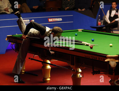 Betfred Snooker Championnat du monde 2016 - quinze jours - Crucible Theatre.Mark Selby en action pendant la quinze journée des Championnats du monde de Betfred Snooker au Crucible Theatre, Sheffield. Banque D'Images