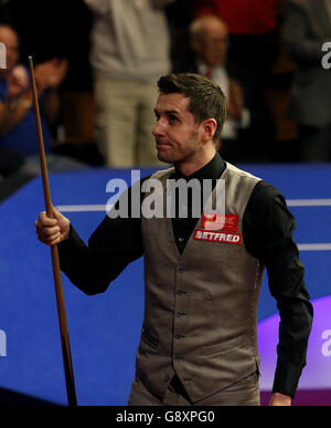 Mark Selby célèbre après avoir gagné contre Marco Fu (non illustré) lors de la demi-finale du 15 e jour des Championnats du monde de Betfred Snooker au Crucible Theatre, Sheffield. Banque D'Images