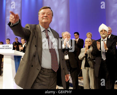 Le candidat à la direction conservatrice Ken Clarke, salue le public à la suite de son discours à la conférence du Parti conservateur à Blackpool.Mardi 4 octobre 2005.Kenneth Clarke s'est salué aujourd'hui comme la « bête plus grande » la mieux adaptée pour prendre le parti travailliste et remporter la prochaine élection pour les conservateurs.Voir l'histoire de l'AP CONSERVATEURS Clarke.APPUYEZ SUR ASOCIATION PHOTO.LE CRÉDIT PHOTO DEVRAIT ÊTRE ANDREW Parsons/PA Banque D'Images