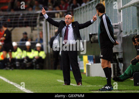 Football - UEFA Champions League - Groupe G - Anderlecht v Real Betis - constant Vanden stock Stadium.L'entraîneur de Real Betis Lorenzo Serra Ferrer crie des instructions à ses joueurs alors que le quatrième officiel regarde Banque D'Images