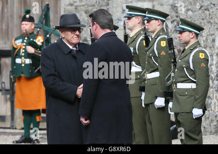 Le grand neveu de Padraig Pearse Padraig Pearse (au centre à gauche) et le ministre de l'Environnement Alan Kelly (au centre à droite) lors d'une cérémonie commémorant Padraig Pearse, Thomas Clarke et Thomas MacDonagh, exécutés après la montée des Pâques de 1916, à la prison de Kilmainham à Dublin. Banque D'Images