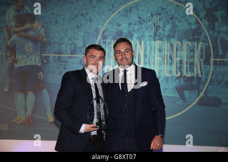 John Fleck de Coventry City est présenté avec le joueur de Le prix de la saison Banque D'Images