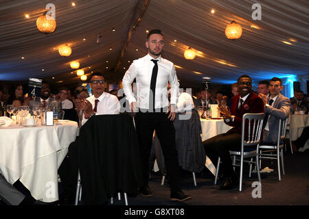 Adam Armstrong, de Coventry City, se rend sur scène Pour recevoir le prix Jeune joueur de la saison Banque D'Images