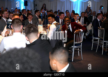 Soirée de remise des prix de fin de saison de Coventry City.Reice Charles-Cook (au centre à droite) partage un rire avec ses coventry City coéquipiers pendant la soirée de remise des prix de fin de saison Banque D'Images