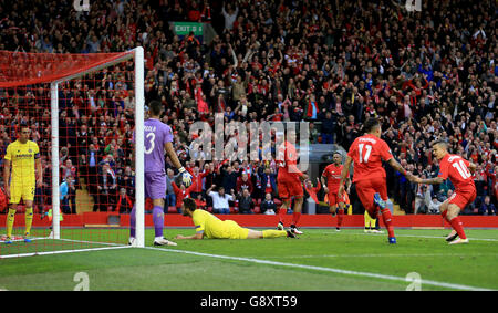 Daniel Sturridge de Liverpool (au centre) et Roberto Firmino (11) célèbrent après que Bruno de Villareal (à gauche) marque son propre but lors de la semi finale de l'UEFA Europa League, second Leg à Anfield, Liverpool. Banque D'Images