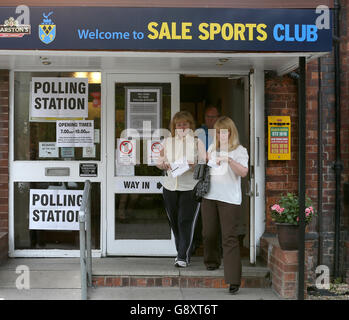 Les électeurs quittent le bureau de vote du sale Sports Club, sale, à Trafford, Manchester, tandis que les électeurs se dirigent vers les sondages dans tout le Royaume-Uni, dans le plus grand test d'opinion politique depuis les élections générales. Banque D'Images
