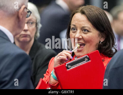 Paula Bradley, candidate au DUP pour Belfast North, au Titanic Exhibition Centre de Belfast, où le décompte des votes se poursuit lors des élections de l'Assemblée de l'Irlande du Nord. Banque D'Images