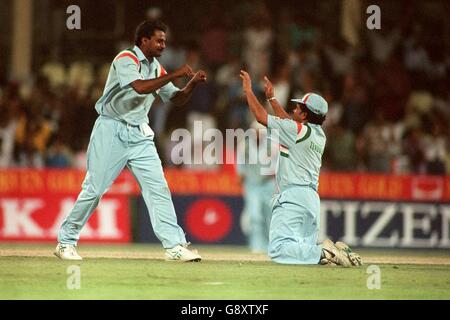 Cricket - Sharjah Champions Trophée - Angleterre / Inde.Sachin Tendulkar (à droite) en Inde est félicité par son coéquipier Javagal Srinath (à gauche) après avoir fait courir Mark Ealham en Angleterre Banque D'Images